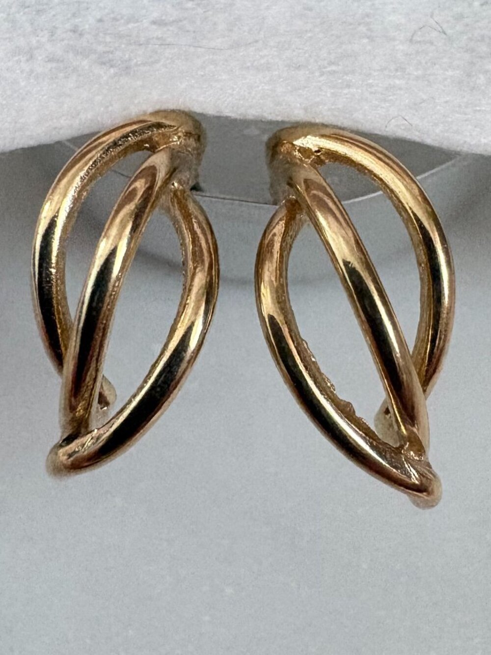Vintage Gold Tone Interlocking Double Loop Ribbon Half Hoop Stud Earrings